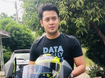 Rayakan Natal, Agama Kriss Hatta Dipertanyakan