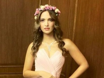 Tampil Kece di Hari Natal, Nia Ramadhani Justru Diledek Kebanyakan Gaya