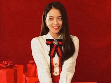 Kalemnya Jisoo BLACKPINK Pakai Cardigan Pastel 'Margarin Fingers', Instagirl Wajib Contek