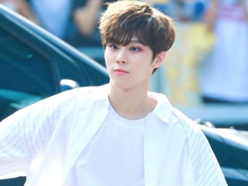 Tampak Sehat dan Senyum Sumringah Pose Bareng Fans, Kim Wooseok X1 Bikin Bahagia
