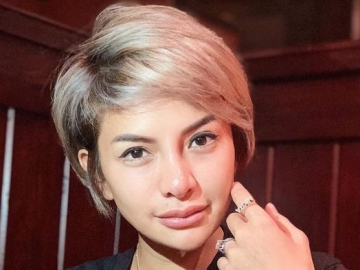 Nikita Mirzani Pose Duck Face, Komentar Ayu Ting Ting Hingga Bekas Tato di Dada Curi Perhatian