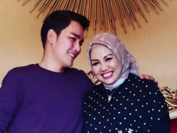 Ely Sugigi Sesumbar Tak Bakal Ganti Nama, Ekspresi 'Geli' Sang Kekasih Malah Jadi Sorotan