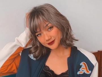 Marion Jola 'Jilat' Jari Sendiri Sambil Pose Centil di Atas Panggung Bikin Suasana Makin 'Hot'