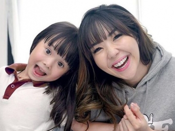 Sempat Takut Air, Kini Gempi Putri Gisella Anastasia Sudah Mahir Berenang Bikin Sobat Online Bangga