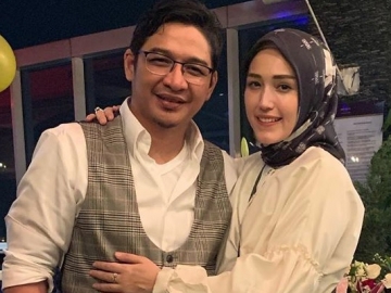 Sah Sabet Gelar Sarjana, Pasha Ungu Ditemani Istri Tercinta Saat Wisuda