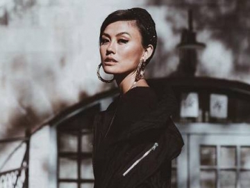 Agnez Mo Duduk Bersila Kenakan Busana Semi Kemben, Paras Khas Indonesia Terpampang