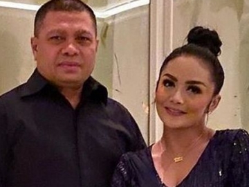 Foto Bareng Keluarga, Netter Kepo Raul Lemos Tidak Peluk Krisdayanti
