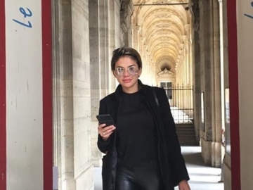 Pamer Bahu Mulus, Gaya Seksi Nikita Mirzani Gigit Kerupuk Bikin 'Ngiler'