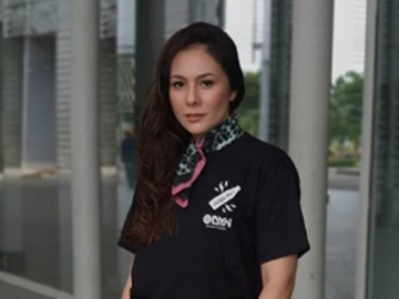 Gemesin, Bayi Baim Wong Pose 'Kedip Mata' Saat Digendong Wulan Guritno