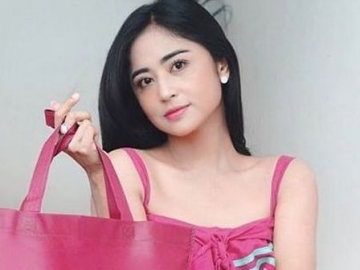 Kerja Sekaligus Liburan Akhir Tahun Di Bali, Dewi Persik Boyong Keluarga