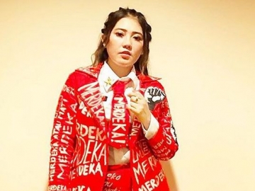 Via Vallen Awali Tahun dengan Berkunjung ke Tanah Suci, Penampilan Kenakan Hijab Curi Perhatian