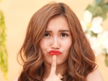 Pakai Hotpants Bikin Salfok, Begini Gaya Ayu Ting Ting Gocek Bola Hingga Bobol Gawang Lawan