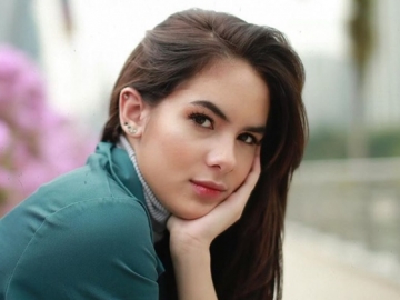 Pegang Rambut Sambil Buka Bibir, Steffi Zamora Tampil Lebih Dewasa Di Foto Terbaru