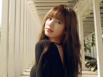 Kocaknya Cuap-Cuap Netter Komentari Foto LISA BLACKPINK Ngemper