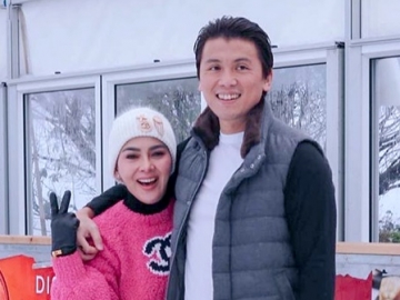 Reino Barack Main Gitar Hibur Istri, Mertua Syahrini Tertangkap Kamera Jadi Bahan Perbincangan