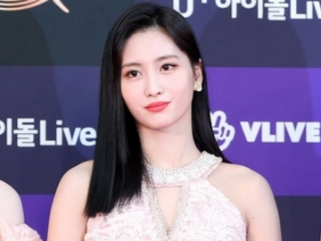 Tampil Perdana Setelah Mengaku Pacari Heechul, Netter Salfok Ekspresi Gugup Momo Twice