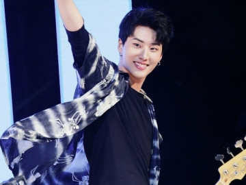 Young K DAY6 Unggah Foto Jelang Konser di Milan Bareng Member 