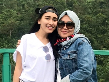Artis Lain ‘Diserang’, Ibunda Ayu Ting Ting Unggah Foto Ibadah Sekeluarga Panen Cibiran Juga?
