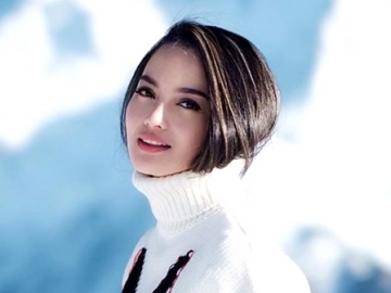 Tak Perlu Filter, Gaya Ririn Ekawaty Mainan Salju Dijamin Bikin Hati Kesengsem