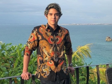 Al Ghazali Belajar Sedot Cerutu Bareng Politikus Kontroversial, Auto Tuai Komentar Pro Kontra