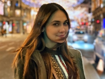 Luna Maya Promosikan Sepatu, Penampakan Kaki Jenjang dan Kulit Mulus Jadi Sorotan