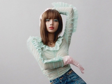Pose Cantik Natural Lisa BLACKPINK Ini Malah Digoda Punya Kembaran, Setuju?