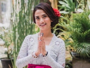 Lakukan Peresmian Pernikahan dengan Restu, Pakaian Vanessa Angel Dianggap Tidak Pantas