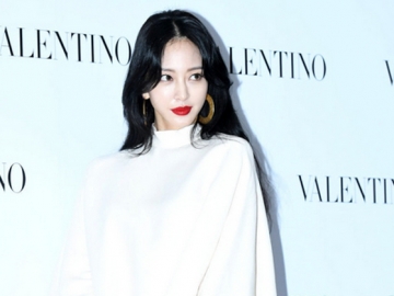 Lagi-Lagi Tampil Antimainstream, Han Ye Seul Terinspirasi Era 60-an dengan Eye Shadow Ungu Elektrik