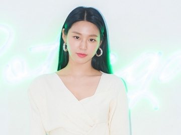 Mata Genit Sampai Pose Manyun, Intip Gaya Rebahan Santai Seolhyun AOA di Atas Kasur