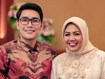 Ely Sugigi Tulis Ungkapan Galau Usai Unggah Foto Mesra, Isyaratkan Putus dengan Sang Kekasih?