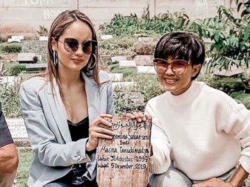 Ziarah Makam Sang Nenek, Cinta Laura Beri ‘Tamparan’ Halus Usai Disinggung Soal Keyakinan Agama