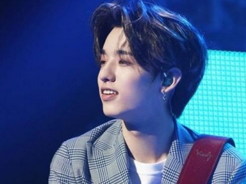 Viral Fanboy Indonesia Nyanyi Lagu DAY6 Sambil Megang Foto Mantan, Sukses Dinotice Jae