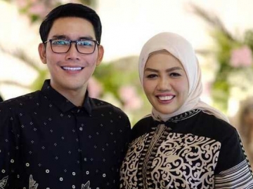 Ely Sugigi Curhat 3 Pria Asing Melamar Saat Umrah, Ekspresi Sang Kekasih Justru Curi Perhatian