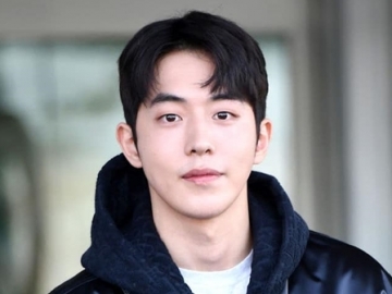 Lama Tak Jumpa, Penampilan Rapi Nam Joo Hyuk Pakai Jaket Mahal Bikin Jatuh Hati
