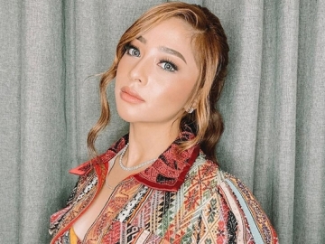 Bikin Deg-degan Sekaligus Takjub, Nikita Willy Berhasil Pose Bareng Gorilla di Rwanda