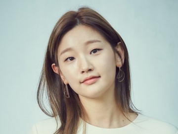 Terlalu Girang, Park So Dam Sumringah Dipeluk Aktris 'Mad Max Fury Road' Charlize Theron