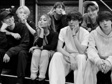 Jelang Grammy Awards 2020, BTS Foto Bareng Ariana Grande
