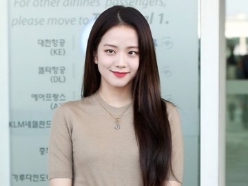 Biarkan Rambut Diterpa Angin, Jisoo BLACKPINK Pose Adu Cantik Lawan Kembang