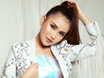 Kerap Pakai Jasa Fashion Stylist, Ayu Ting Ting Malah Dituding Suka ‘Jiplak’ Gaya Bintang India