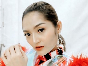 Siti Badriah Susul Ayu Ting Ting Kenakan Topi Lebar, Putri Umi Kalsum Beri Respons Begini