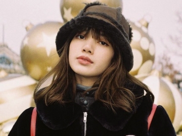 Lisa BLACKPINK Salting Terima Bunga Dari Fans, Ekspresi Imutnya Bikin Gemas