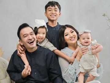 Lakukan Pemotretan Keluarga Edisi Imlek, Ekspresi Putri Ruben Onsu Sukses Curi Perhatian