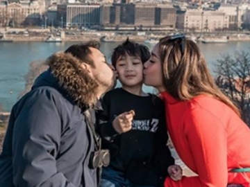 Raffi Ahmad Unggah Foto Rafathar Renang Bareng Cewek, Diramal Netter Jadi Playboy?