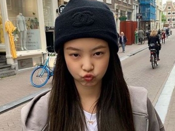 Jennie BLACKPINK Rayakan Imlek Dengan Pakaikan Hanbok Pada Anjing Peliharaan Bikin Gemas
