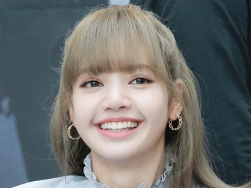Lisa BLACKPINK Pose Manyun Saat Kedinginan, Penampakan Tangan di Pipi Bikin Penasaran