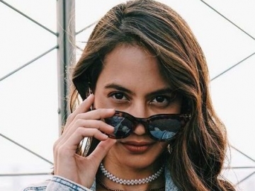 Pose Jungkir Balik, Pevita Pearce Sudah Siap Perankan Superhero 'Sri Asih'?