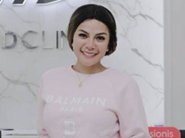 Langsung Bikin Ngakak, Nikita Mirzani Heboh Pagi-Pagi Tiduran di Atas Pohon