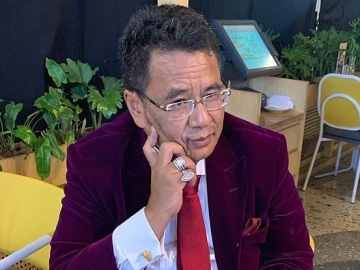 Lulusan Universitas di Inggris, Anak Hotman Paris Jadi Seksi Repot Penjaga Jas Sang Ayah