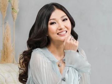 Tumis Sayur Sampai Sambal Pedas, Sarwendah Luwes Masak di Dapur Buat Menu Sarapan Keluarga