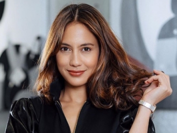 Pevita Pearce Pose Umbar Bahu, Ada Sosok 'Nongkrong' di Atas Tangga Jadi Sorotan 